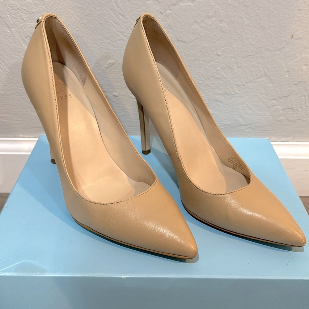 Guess pumps